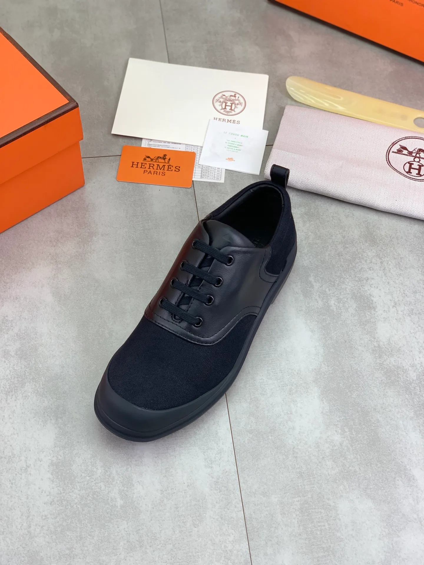 Factory price P740 💰💎💎💎Brand: Hermès Grade: Same as the official website Original quality materials: Original soft calfskin with beef tendon cloth Water-dyed cowhide lining Original Italian rubber outsole Style categories: Men's fashion Formal casual leather shoes Lace-up men's shoes series Young fashion European and American trends British style Size: 39-44 (38.45 can be customized)